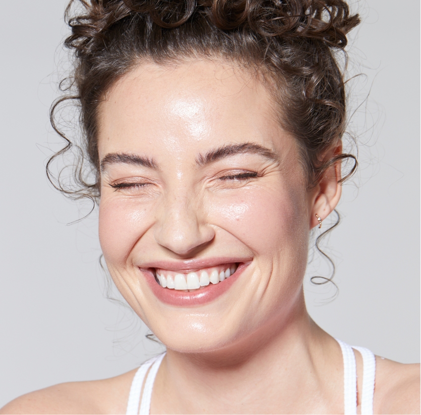 Fornøyd kunde med frisk og glødende hud etter HydraFacial