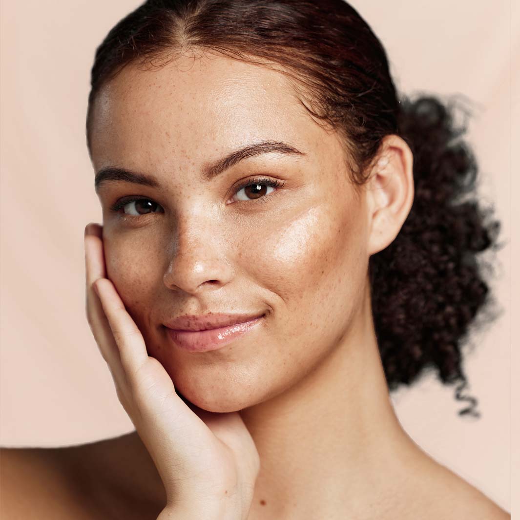Kunde med glødende hud etter HydraFacial-behandling